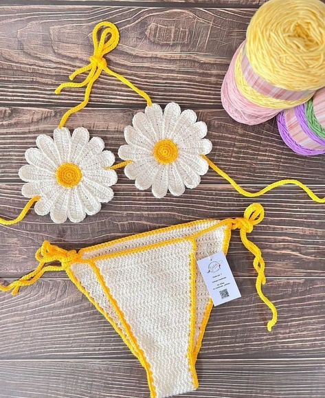 Top Flowers Crochet, Yellow Crochet Ideas, Crochet Daisy Top, Yellow Crochet Top, Flower Crochet Top, Crochet Yellow, Yellow Crochet, Crochet Bra, Mode Crochet