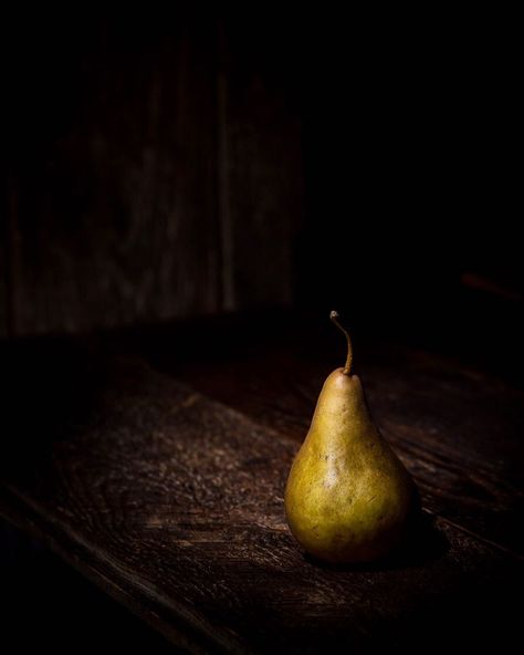 Pear Food Photography, Summer Fruit Photography, Modern Still Life Photography, Pear Still Life, Green Apple Photography, Food Photography Composition, Apples Photography, Photography Composition, Camera Flashes