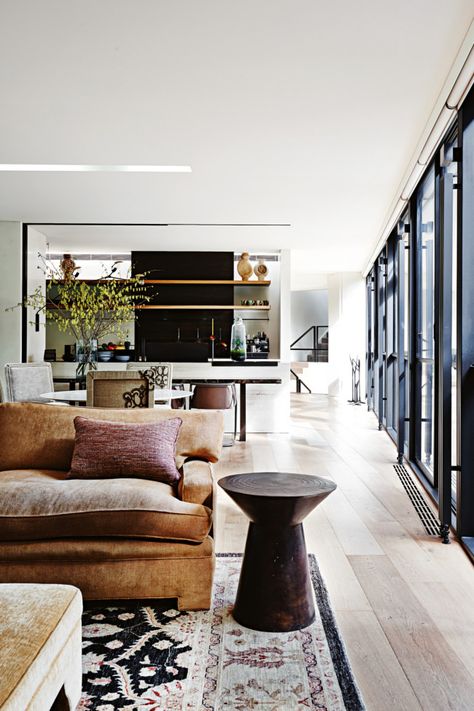 The famous house in Melbourne is renovated by architect Stephen Jolson nearly 60 years after it was built. Lots Of Windows, Rooms Ideas, Living Modern, Family Rooms, Beautiful Living Rooms, Style At Home, Modern Apartment, A Living Room, Living Room Inspiration