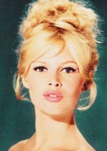 Vintage Glam Hair, Bardot Makeup, Pale Pink Lips, Permanente Make-up, Bridgette Bardot, Jean Shrimpton, Bridget Bardot, Sharon Tate, Hair Bangs