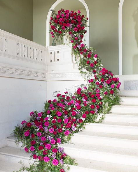 A staircase of gorgeous tumbling David Austin roses Image courtesy of @davidaustinweddingroses Photographer: @beccygoddard #davidaustinroses #staircaseflowers David Austin Wedding, Wedding Staircase, Austin Rose, Red Wedding Flowers, David Austin Roses, David Austin, The David, Event Flowers, Floral Arch