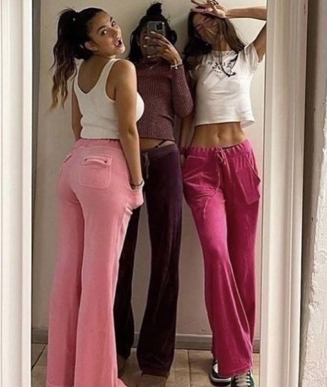 Juicy Couture Aesthetic, Juicy Couture Clothes, Juicy Tracksuit, Pink Tracksuit, Whatever Forever, Corps Idéal, Sweatpants Outfits, Juicy Couture Pants, Couture Outfits