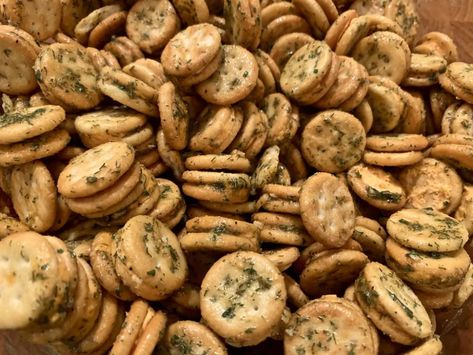 Ranch Crackers, Cheese Cracker Recipe, Dry Ranch Mix, Ritz Bits, Seasoned Crackers, Ritz Cracker Recipes, Garlic Ranch, Snack Crackers, Ranch Recipe