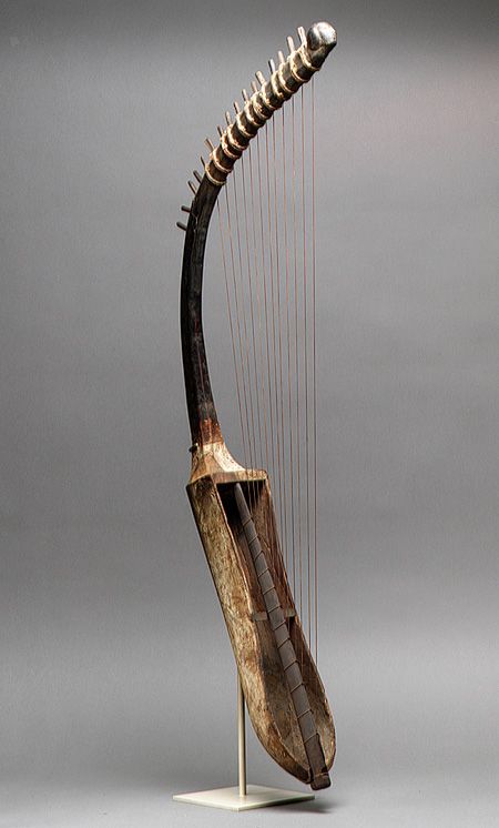 Harp, New Kingdom, late Dynasty 18, ca. 1390–1295 B.C.  Egyptian  Wood Starověký Egypt, Egiptul Antic, Egyptian Artifacts, Egypt Art, Egyptian History, Ancient Egyptian Art, Ancient Aliens, Mesopotamia, Egyptian Art