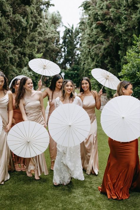 White Parasols Wedding, Chinese Umbrella Wedding, White Paper Umbrellas Wedding, Paper Parasol Wedding, Sun Umbrella Wedding, Parasol Umbrella Wedding, Paper Umbrella Wedding, Wedding Umbrella Pictures, Bridal Parasol