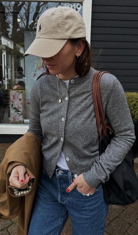 11 CLASSIC STYLE OUTFITS - JESSI Ralph Lauren Hat Outfit, Classic 90s Outfit, Blundstone Fashion, Japan Hiking, Outfits With Grey Cardigan, London Fits, Cap Outfits For Women, Stockholm Outfit, European Fall