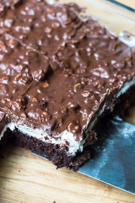 Brownie Marshmallow Crunch Bars | Valerie's Kitchen Marshmallow Crunch Brownies, Brownie Marshmallow, Mallow Bars, Desert Bar, Marshmallow Bars, Crunch Bars, Crunch Bar, Chocolate Crunch, Best Brownies