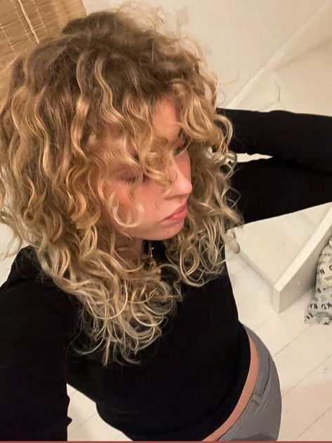 Blond Curly Hair Short, Curly Hair With Bangs Aesthetic, Short Curly Blonde Hair Aesthetic, Short Blonde Wavy Hair Natural, Medium Blonde Curly Hair, Blond Highlights Wavy Hair, Blond Curly Hair With Bangs, Curly Blonde Hair With Highlights, Curly Blonde Hair Bangs