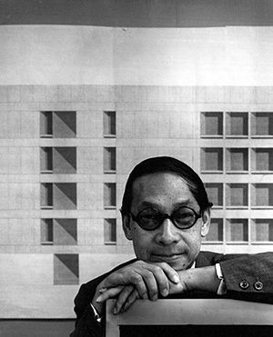 Architect IM Pei in his New York office, 1967. Arnold Newman/Getty Images Architects Band Wallpaper, Saana Architects, Architect Tattoo, Architect Portrait, Woha Architects, Architect Business Card, Im Pei, Card Architect, Architect Outfit