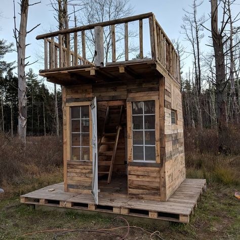 "what if we all just lived in tiny pallet houses" #palletman. . #diy#hudsonvalley#kingstonny#greenmakers #pallet #palletart #reclaimedwood… Pallet Tree Houses, Storage Box Ideas, Casa In Pallet, Pallet Cabinets, Pallet Tree, Pallet Playhouse, Pallet Building, Pallet Shed, Tree House Plans