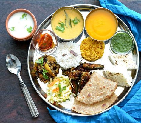 Traditional Gujarati Food Recipes in Gujarati Summer Thali Gujrati Food Gujarati Cuisine, Thali Ideas, Gujarati Thali, Indian Thali, Gujarati Cuisine, Indian Food Photography, Veg Thali, Box Recipes, Cooking Photos