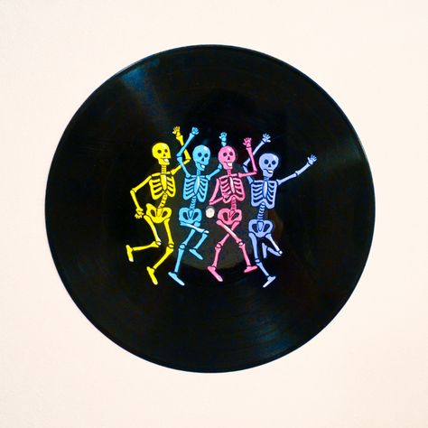 Vinyl Record Painting Ideas, Vinyl Records Diy, Painted Cds, Records Diy, Record Painting Ideas, Painted Vinyl Record, Vinyl Record Painting, Vinyl Record Art Ideas, Painted Records