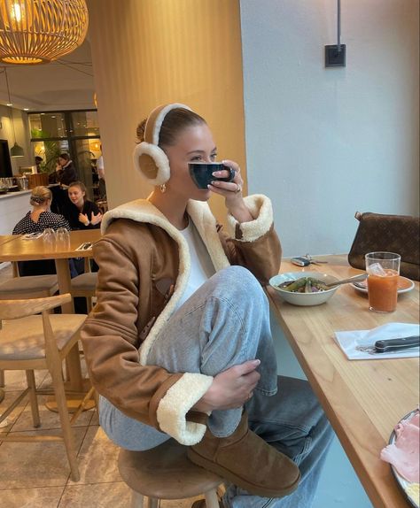 Sheepskin Jacket Women, Chestnut Mini Uggs Outfit, Brown Shearling Jacket Outfit, Uggs Outfit Aesthetic, Pastel Fall, Ugg Earmuffs, Studera Motivation, Chestnut Uggs, Warm Coats