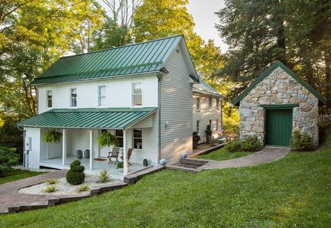 The Historic Facade of This Farmhouse Is Hiding Some Surprisingly Modern Interiors Old Farmhouse Exterior, Old Farmhouse Interior, Farm Style House, Restored Farmhouse, Colonial Exterior, Old Houses For Sale, Heritage House, Old Farm Houses, White Farmhouse