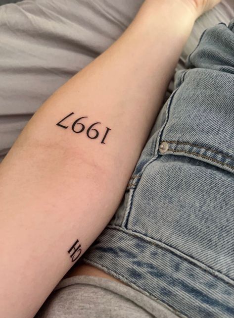 Tattoo Simple Small, Small Tattoo Simple, Date Tattoo Ideas, Number Tattoo Fonts, Date Tattoo, Wrap Around Tattoo, Father Tattoos, Cursive Tattoos, Date Tattoos