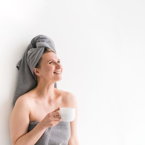 Mujer vistiendo toallas mirando hacia ar... | Free Photo #Freepik #freephoto #casa #mujer #chica #feliz White Cups, Free Photo, Looking Up, Stock Footage, Towels, How To Wear, White