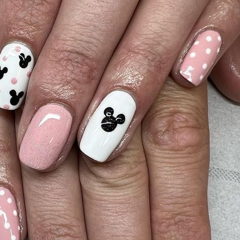 Disney Nails Oval Shape, Pink And White Disney Nails, Disney Nails For Adults, Disney Dipped Nails, Easy Diy Disney Nails, Minnie Mouse Nails Designs, Cute Disney Gel Nails, Disney World Acrylic Nails, December Disney Nails