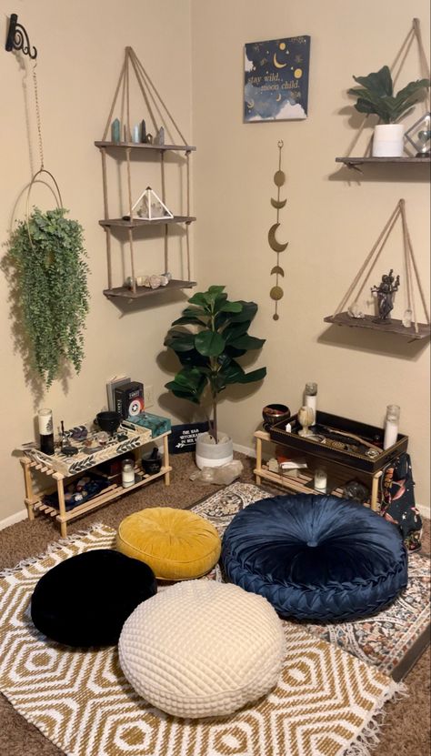 Spiritual Room Ideas, Meditation Room Design, Zen Corner, Home Yoga Room, Spiritual Room, Reiki Room, Deco Zen, Meditation Room Decor, Meditation Corner