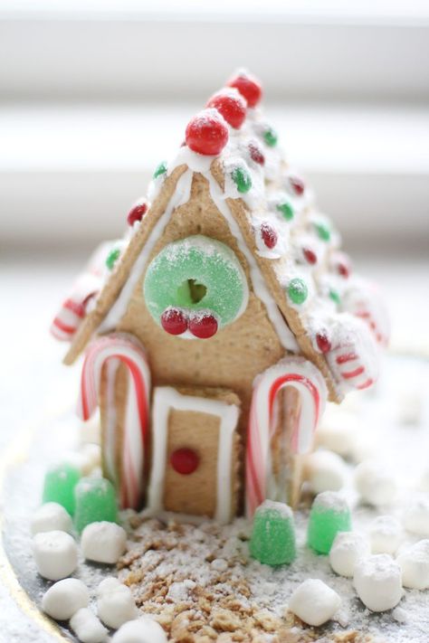 Graham Cracker Gingerbread House Easy, Gram Cracker Gingerbread House, Gingerbread House Easy, Graham Cracker Gingerbread Houses, Graham Cracker Houses, Graham Cracker Gingerbread, Graham Cracker House, Graham Cracker Gingerbread House, Homemade Gingerbread House