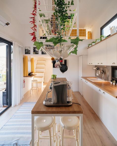 A Luxury Tiny House Combining Technology and Design - Living in A Tiny Luxury Tiny Kitchen, Tiny House Full Kitchen, Tiny House Kitchen Next To Bathroom, Tiny House Big Kitchen, Tiny House Kitchen With Island, Tiny Studio Kitchen, Tiny Home Designs Interiors, Colorful Tiny House, Kitchen Tiny House