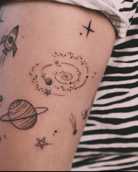 Heart Planet Tattoo, Cool Thigh Tattoos, Milky Way Tattoo, Luke Tattoo, Universe Tattoo Ideas, Lil Tattoo, Tattoo Bein Frau, Ephemeral Tattoo, Aesthetic Tattoo Ideas