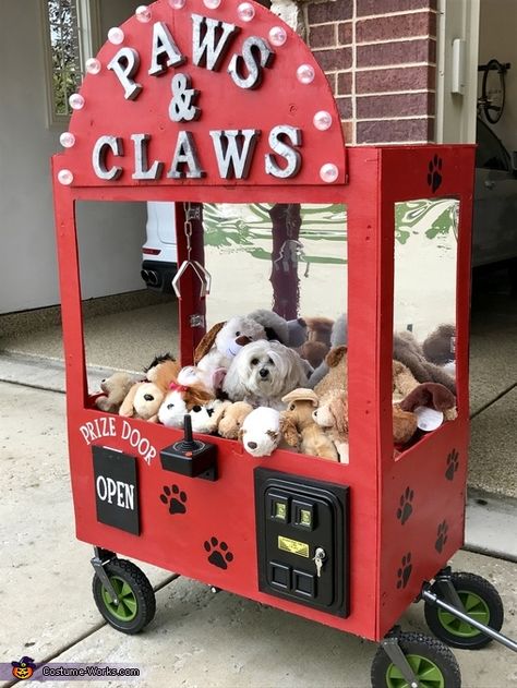 Abigail Ferry, the most spoiled dog in the world, is wearing a Paws & Claws Crane Machine costume that her mom and dad made. Her mom heard about a pet parade and had to enter but wanted a costume that would contain her pup in... Dog Christmas Parade Float Ideas, Claw Machine Costume Wagon, Claw Machine Halloween Costume, Dog Parade Float Ideas, Pet Parade Ideas, Dog Costume Ideas Diy, Barbie Dog Costume, Dog And Kid Halloween Costumes, The Claw Costume