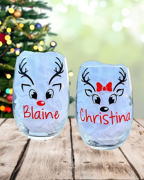 Christmas Wine Glasses Vinyl, Christmas Wine Glasses Diy, Reindeer Diy, Christmas Wine Glasses, Winter Diy Crafts, Santa's Reindeer, Classroom Christmas, Reindeer Face, Decor Classroom