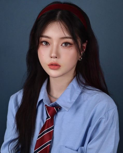 Grad Photos Makeup, Korean Ulzzang Makeup, Yearbook Photoshoot, Shifting Face, Korean Face, Grad Photoshoot, Beauty Hairstyles, School Makeup, Makeup Looks Tutorial