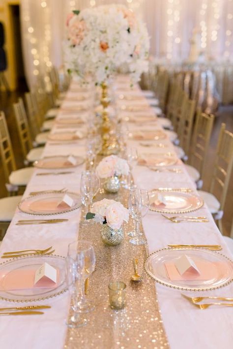 Gold And Rose Gold Wedding Decor, Simple Gold Wedding Table Decor, Table Noel Rose Gold, White Pink And Gold Birthday Decorations, Pink White And Gold Table Setting, Pink Gold And White Party Decoration Table Settings, Elegant Birthday Table Decor, Pink And Gold Table Decorations, 50th Birthday Table Setting Ideas