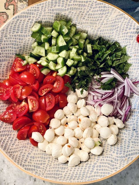 Easy Chopped Caprese Salad Chicken Tuscan, Green Goddess Chicken, Tuscan Kale Salad, Salad Chopped, Tuscan Kale, Caprese Salad Recipe, Sauteed Green Beans, Vegan Salad Recipes, Dinner Inspiration