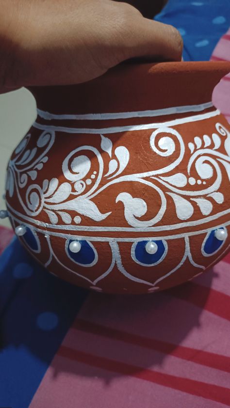 Straight Rangoli Designs, Indian Pottery Designs, Clay Pot Designs Paint, Clay Pot Painting Ideas Indian, Pot Designs Painted Indian, Pot Designs Painted, Pot Decorating Ideas Indian, Pot Decorating Ideas, Boho Arts