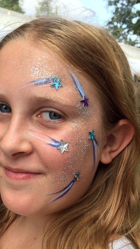 Quick and Easy star burst! Space Themed Face Painting, Space Face Paint Easy, Star Face Painting, Astronaut Makeup, Galaxy Face Paint, Space Face Paint, Star Face Paint, Face Paint Glitter, Easy Face Painting Designs