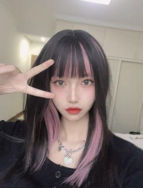 Black With Pink Highlights, Black Hair Pink Highlights, Pink Hair Streaks, Pink And Black Hair, Light Pink Hair, Pink Hair Dye, Ash Hair Color, Black Hair Dye, Creative Hair Color