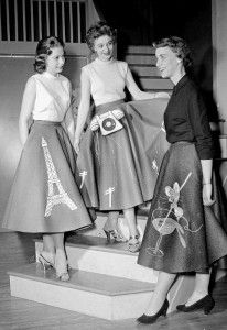 1950s Skirt History: Cirlce, Poodle, Pencil Styles. Poodle Skirts were not Just for Teens. http://www.vintagedancer.com/1950/1950s-fashion-history-skirts/ 1950s Teen Fashion, Doll Oc, 1950s Poodle Skirt, 1950s Skirts, Poodle Skirts, Mode Rockabilly, 1950 Style, 50s Skirt, 1950s Skirt