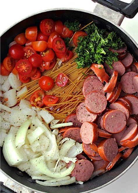 One Pot Creamy Spaghetti and Sausage – Six Sisters' Stuff | This 25 minute, one pot dinner will not disappoint. Throw all the ingredients together in a pot- including uncooked noodles - and let the magic happen! #easydinner #sixsistersrecipes Spaghetti And Sausage, Creamy Spaghetti, One Pot Spaghetti, Healthy Entrees, Sausage Spaghetti, Six Sisters Stuff, One Pot Pasta, Spaghetti Recipes, Cooking Together