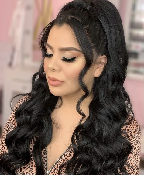 Makeup For Special Events, High Wedding Hairstyles, Quince Ponytail Hairstyles, Ponytail With Wand Curls, Haïr Style For Middle Hair, Madrina Hairstyles, Middle Part Prom Hairstyles, Up Half Down Hairstyles Weave, Buchona Hairstyles