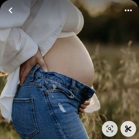 Maternity Pictures Jeans White Shirt, Mom Jeans Maternity Shoot, Close Up Maternity Pictures, Maternity Photography With Jeans, Maternity Photo Shoot Ideas Jeans, Jeans Pregnancy Photoshoot, Jeans And Bra Maternity Shoot, Maternity Photography Single Mom, Maternity Photos In Jeans