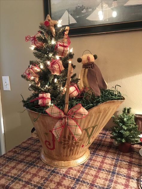 Old Coal Bucket Ideas, Ash Bucket Ideas, Coal Scuttle Ideas, Coal Bucket Christmas Decor, Coal Bucket Ideas Decor, Crock Ideas, City Gardening, Ash Bucket, Porch Pots