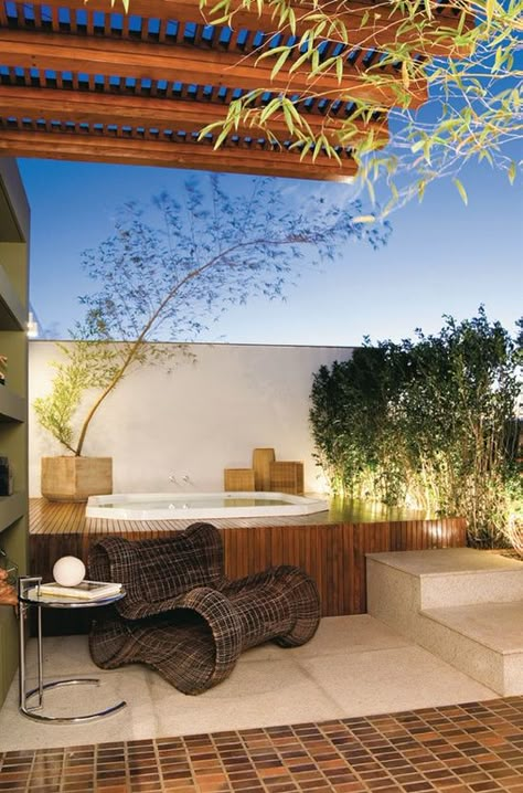 Jacuzzi canto Outdoor Jacuzzi, Hot Tub Landscaping, Outdoor Bathtub, Hot Tub Backyard, Rooftop Terrace Design, Casa Country, Jacuzzi Outdoor, Bathtub Design, Outdoor Spa