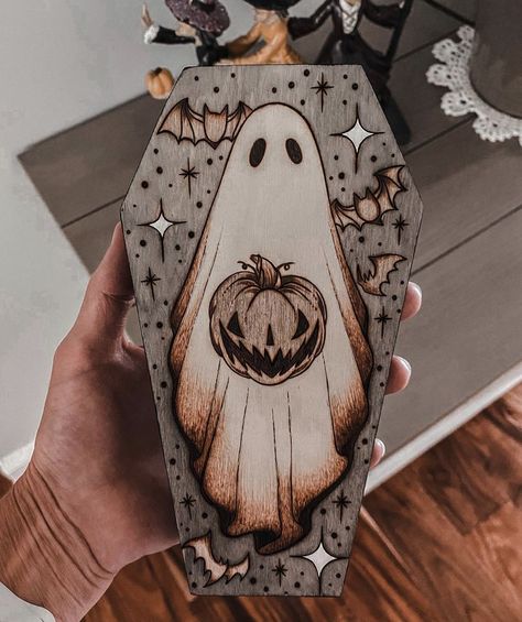 Halloween Pyrography Ideas, Halloween Wood Burning, Pyrography Ideas Inspiration, Drawing Ideas Easy Creative, Simple Drawing Ideas Easy, Wood Etching, Diy Gothic, Pyrography Ideas, Simple Drawing Ideas