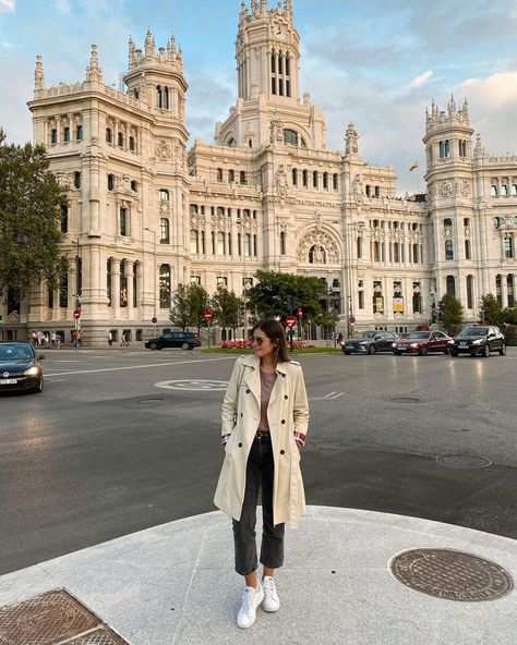 Laura Bruckner on Instagram: “MAD♥️” Madrid Spain Photo Ideas, Madrid Pictures Ideas, Md Poses, Madrid Photo Ideas, Madrid Spain Aesthetic, Madrid Pictures, Madrid Photography, Madrid Aesthetic, Spain Aesthetic