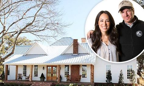 Joanna and Chip Gaines on the farm! A look inside their charming country home | Daily Mail Online Chip Joanna Gaines Farmhouse, Chip And Joanna Gaines House, Joanna Gaines Home, Joanna Gaines Kitchen, Joanna Gaines House, Magnolia Farmhouse, Joanna Gaines Farmhouse, Next Living Room, Gaines Farmhouse