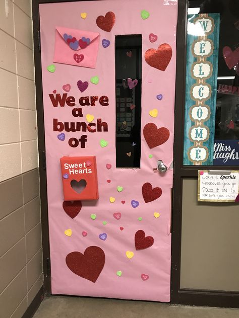 Valentines Door Decorations Classroom, Valentines Classroom Door, Valentines Day Office, Valentine Bulletin Boards, Valentines Day Bulletin Board, February Classroom, Valentine Door Decorations, School Door Decorations, February Crafts