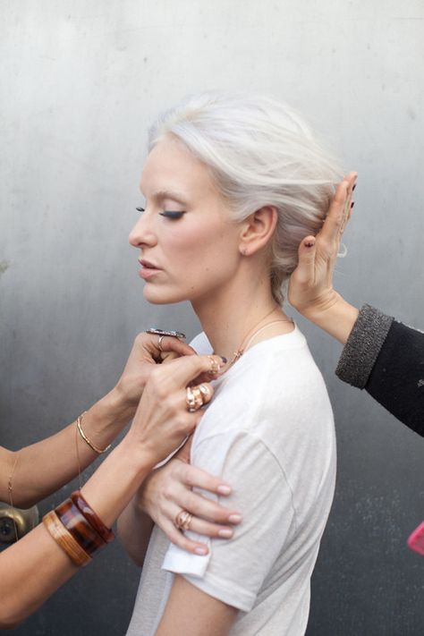 silver fox White Hair Natural, Bleach Hair, Silver White Hair, Beautiful Gray Hair, Hair White, Hair Natural, Hair Envy, Grey Hair, Great Hair