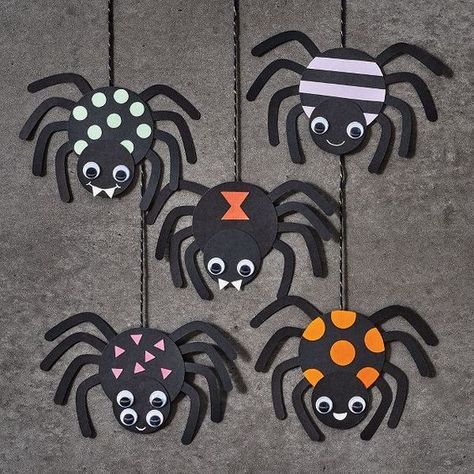 Herfst knutselen; ideeën voor kinderen en peuters, kleuters om zelf te maken - Mamaliefde.nl Hanging Spider, Bricolage Halloween, Halloween Crafts Preschool, Spider Crafts, Halloween Crafts For Toddlers, October Crafts, Halloween Kunst, Halloween Arts And Crafts, Halloween Preschool