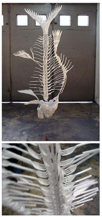 Colombian artist Carols Bonil focuses his attention on ordinary utensils, creating the massive form of a fish skeleton using just white plastic forks. Plastic Sculpture Art, Plastic Skeleton Crafts, Plastic Fork Crafts, Recycled Plastic Art, Fish Installation, Fork Sculpture, Fused Plastic, Recycle Sculpture, Waste Art