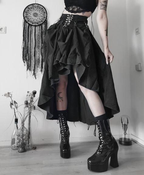 Gothic Dress Aesthetic, Gothic Skirt Outfit, Goth Skirt Outfit, Gothic Summer Outfits, Gothic Clothes Women, Goth Moodboard, Modern Gothic Fashion, Goth Skirts, Goth Vibes