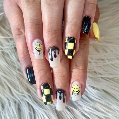 Preppy Nails With Smiley Face, Short Almond Nails Smiley Face, Dripping Smiley Face Nails, Droopy Smiley Face Nails, Smiley Face Nail Design, Simple Smiley Face Nails, One Happy Dude Nails, Checkered And Smiley Nails, Trippy Smiley Nails