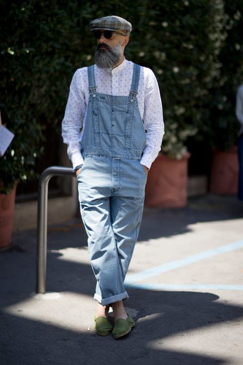 Overalls Men Fashion Outfits, Overalls Men Fashion, Mens Street Style Spring, Men Overall, Milan Fashion Week Men, Laid Back Outfits, Men Streetstyle, Milan Men's Fashion Week, Old School Fashion