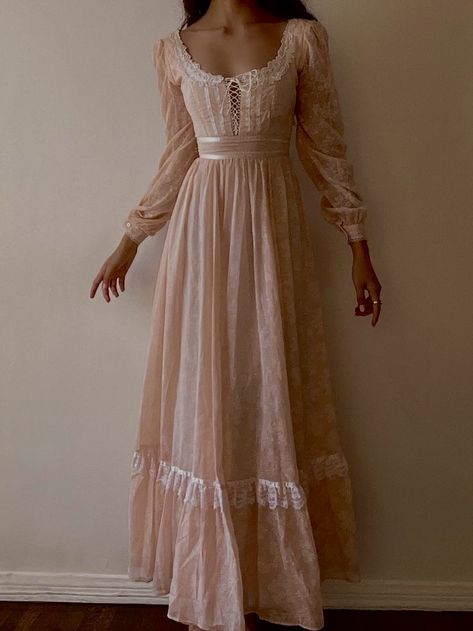 Late 1800s Dresses, Edwardian Inspired Fashion, Flowy Clothes, Flowy Outfit, Flowy Outfits, 1800s Dresses, White Flowy Dress, Mexican Fashion, Cottagecore Outfits